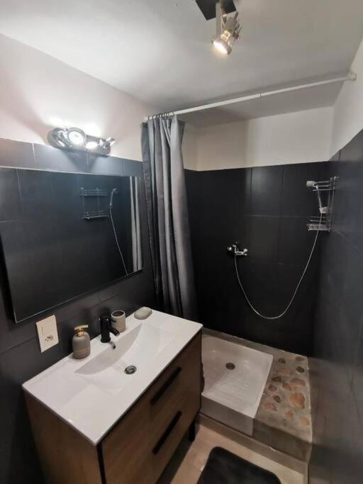 Charmant Appartement Au Calme Saint-Georges-de-Luzençon Exterior foto